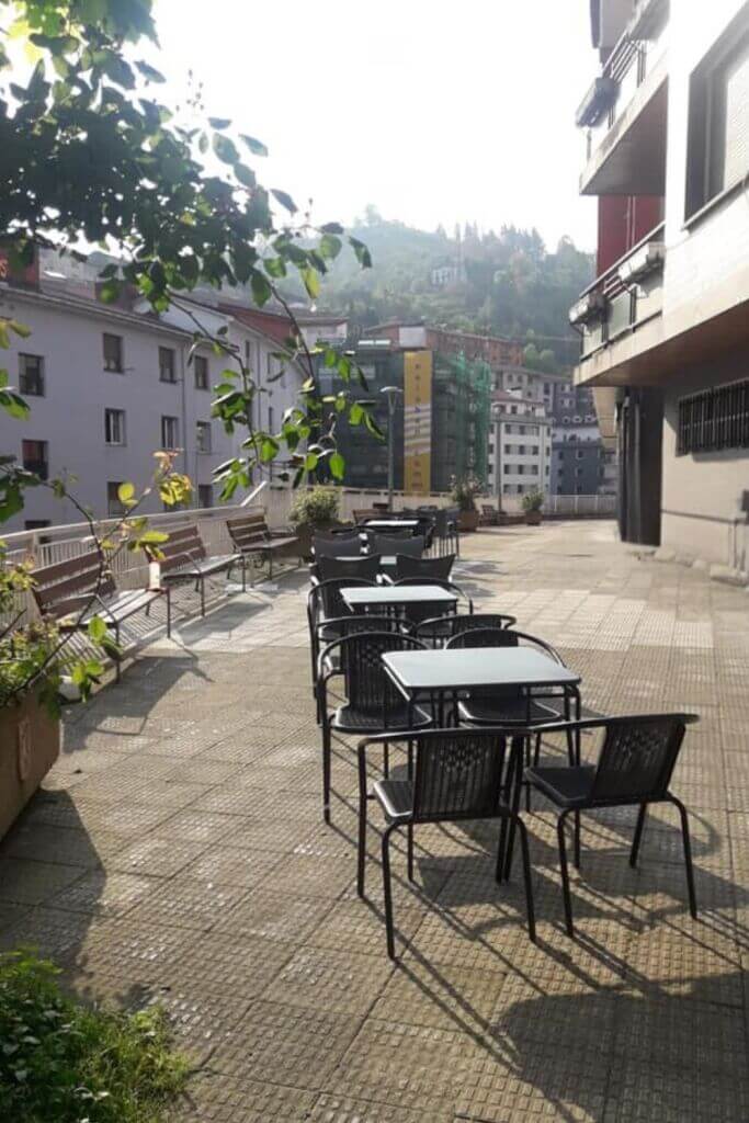 terraza bar zelai bide buen ambiente y comodidad comer beber café