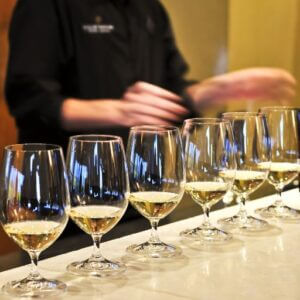 barra con copas de vino en bar zelai bide en Eibar