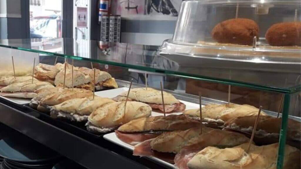 pintxos en bar zelai bide en eibar deportes ipurua buena comida bocadillos encargo